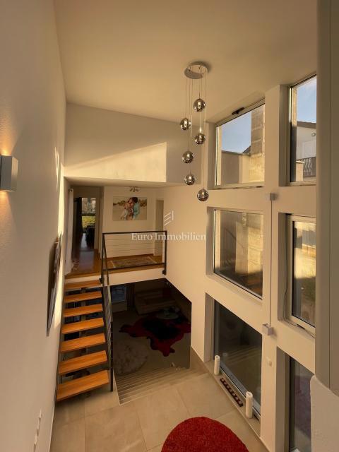 Moderna casa familiare con terrazze e giardino