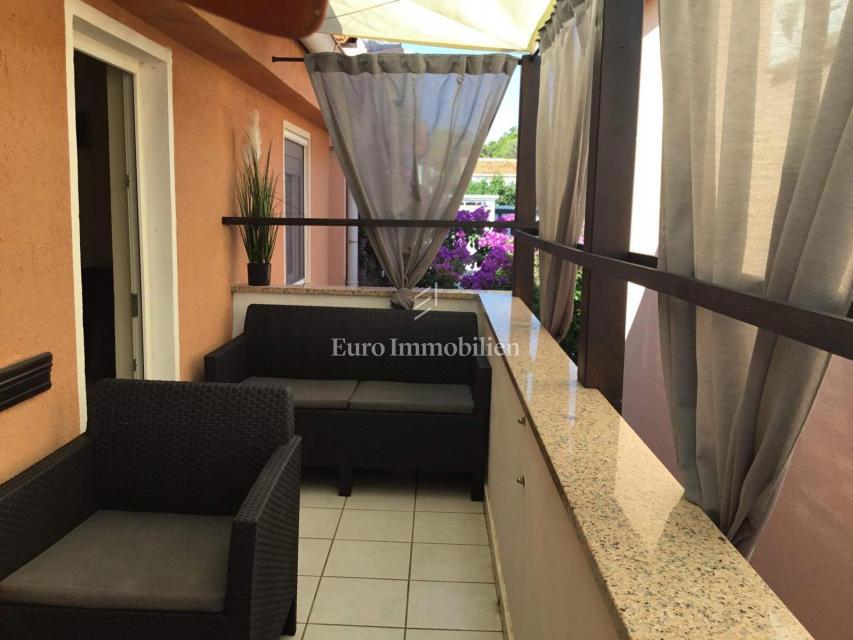 Casa con 4 apt e terreno edificabile, 60m dal mare, Vir