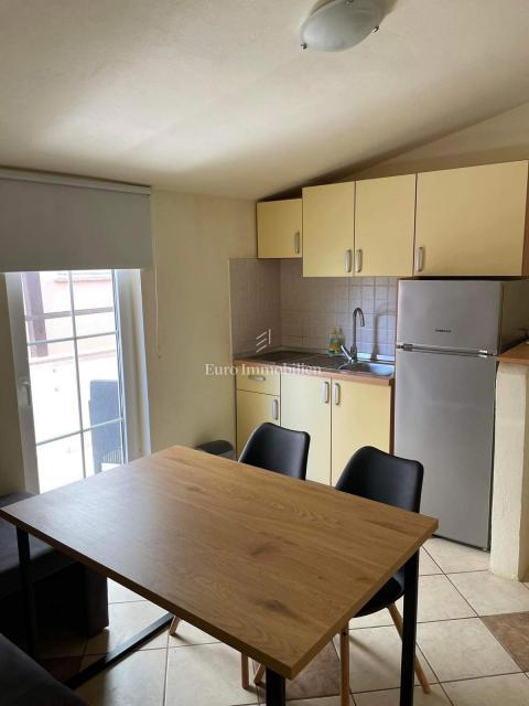 Casa con 4 apt e terreno edificabile, 60m dal mare, Vir