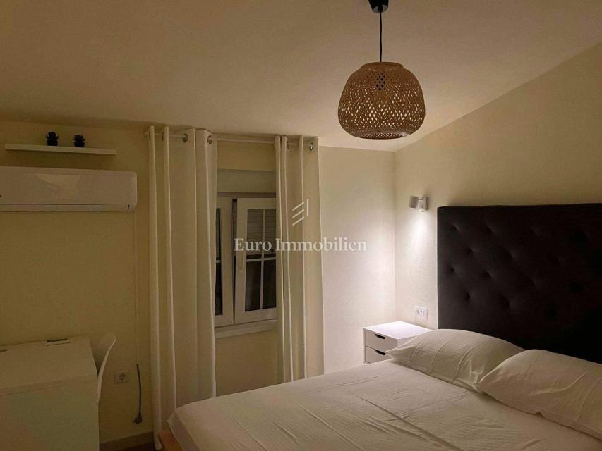 Casa con 4 apt e terreno edificabile, 60m dal mare, Vir