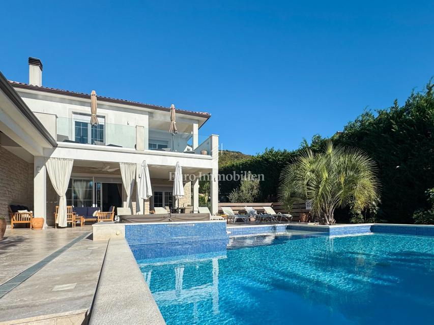 Villa di lusso con piscina e vista mare, vicino a Labin