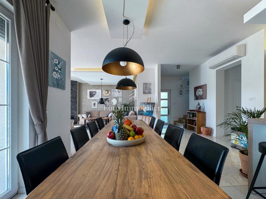 Villa di lusso con piscina e vista mare, vicino a Labin