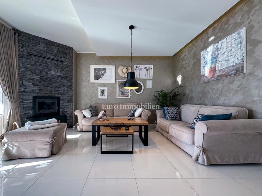 Villa di lusso con piscina e vista mare, vicino a Labin