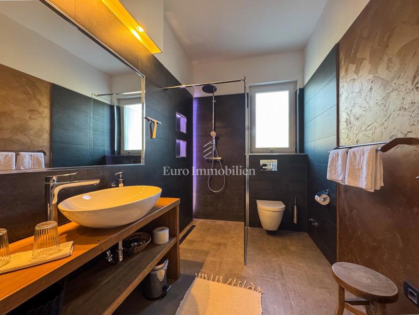 Villa di lusso con piscina e vista mare, vicino a Labin