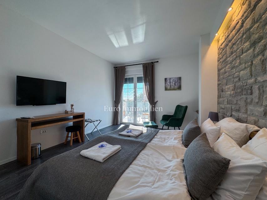 Villa di lusso con piscina e vista mare, vicino a Labin