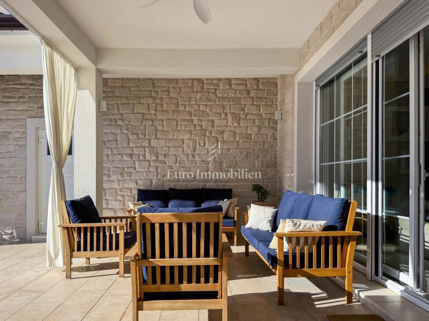 Villa di lusso con piscina e vista mare, vicino a Labin