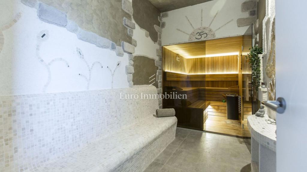 Villa di lusso con piscina e vista mare, vicino a Labin