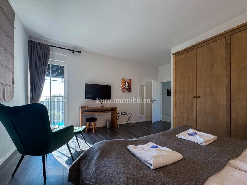 Villa di lusso con piscina e vista mare, vicino a Labin