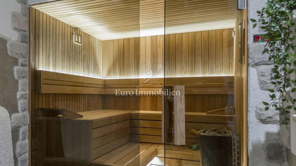 Villa di lusso con piscina e vista mare, vicino a Labin