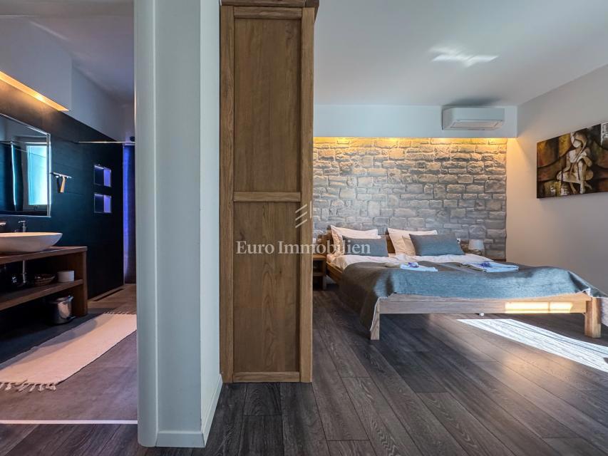 Villa di lusso con piscina e vista mare, vicino a Labin