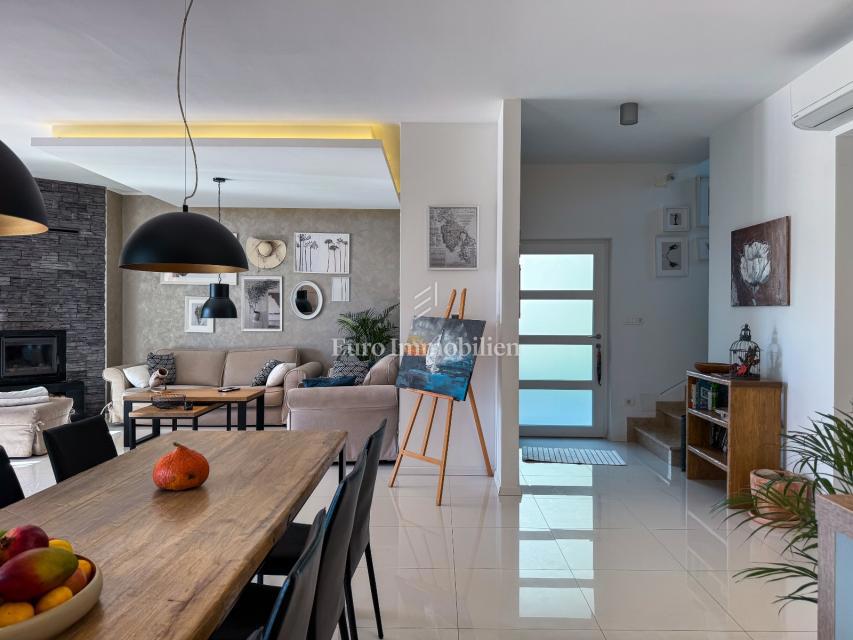 Villa di lusso con piscina e vista mare, vicino a Labin