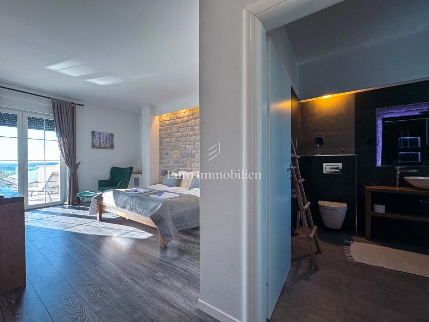 Villa di lusso con piscina e vista mare, vicino a Labin