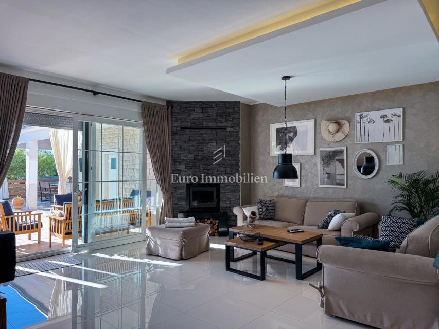 Villa di lusso con piscina e vista mare, vicino a Labin