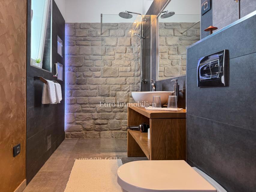 Villa di lusso con piscina e vista mare, vicino a Labin