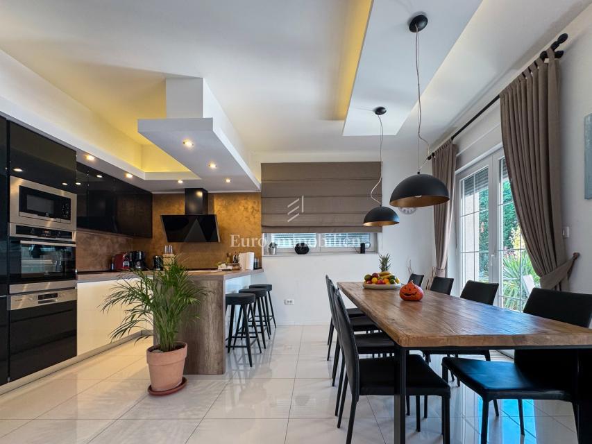 Villa di lusso con piscina e vista mare, vicino a Labin