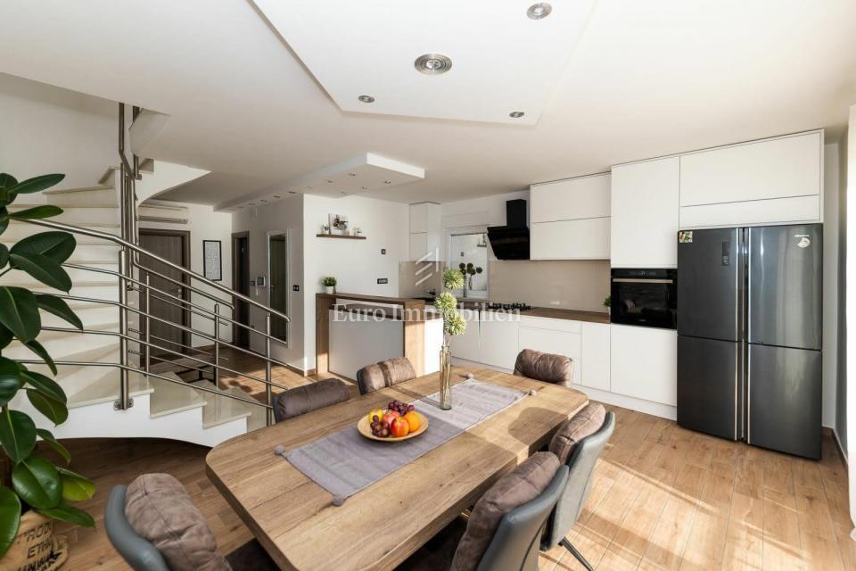 Moderno apt vicino al mare con due terrazze e vista mare