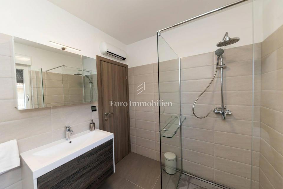 Moderno apt vicino al mare con due terrazze e vista mare