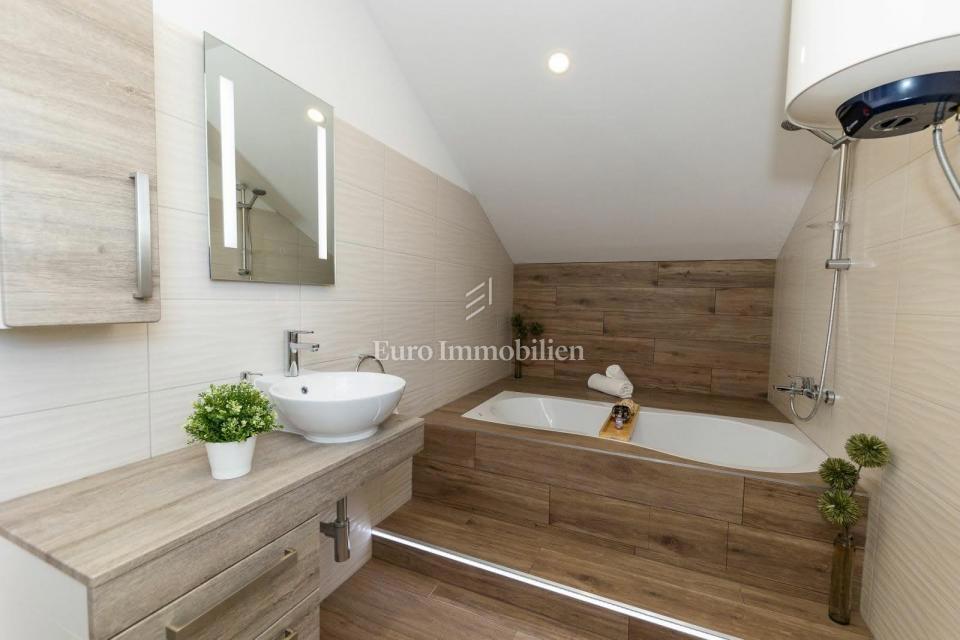 Moderno apt vicino al mare con due terrazze e vista mare