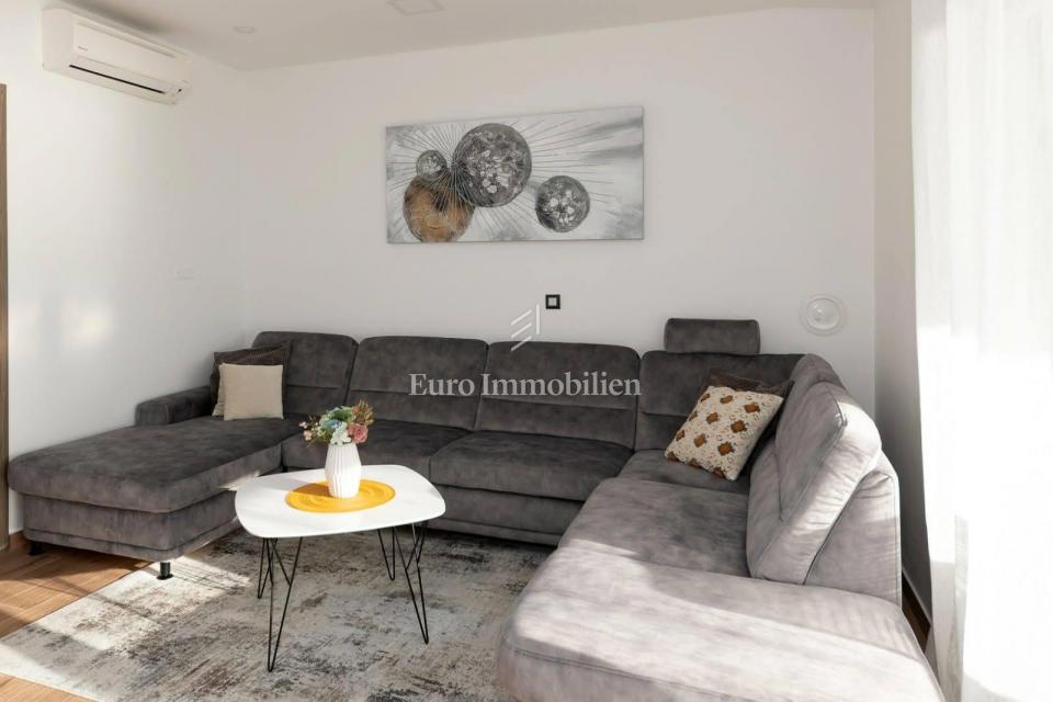 Moderno apt vicino al mare con due terrazze e vista mare