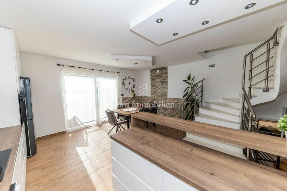 Moderno apt vicino al mare con due terrazze e vista mare