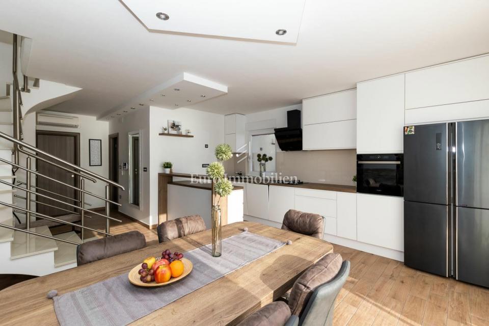 Moderno apt vicino al mare con due terrazze e vista mare