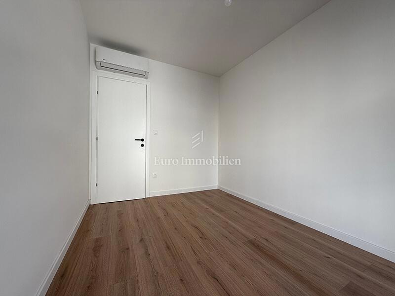 Makarska - appartamento in un edificio di nuova costruzione con vista mare