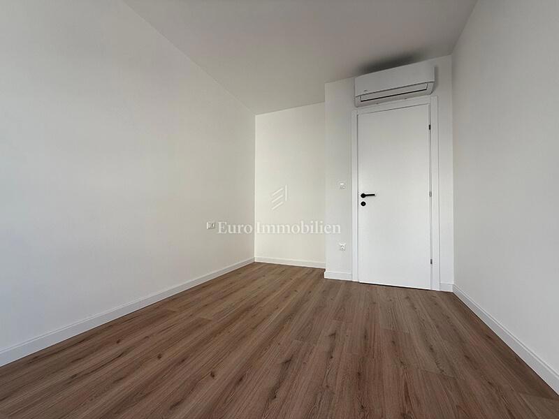 Makarska - appartamento in un edificio di nuova costruzione con vista mare