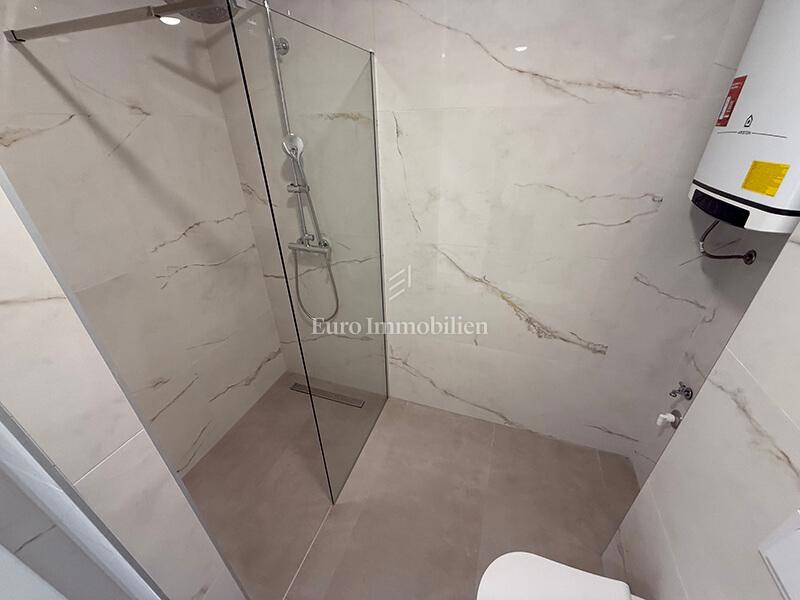 Makarska - appartamento in un edificio di nuova costruzione con vista mare