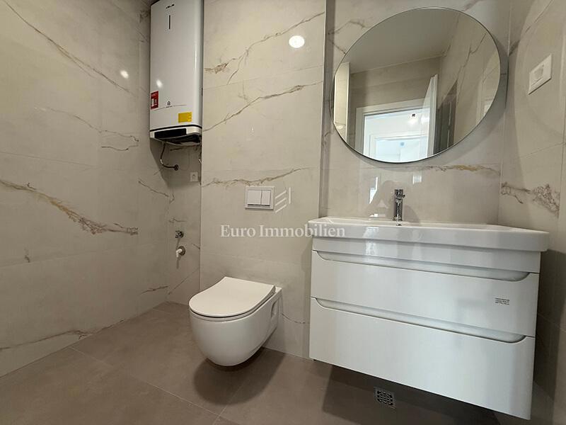 Makarska - appartamento in un edificio di nuova costruzione con vista mare