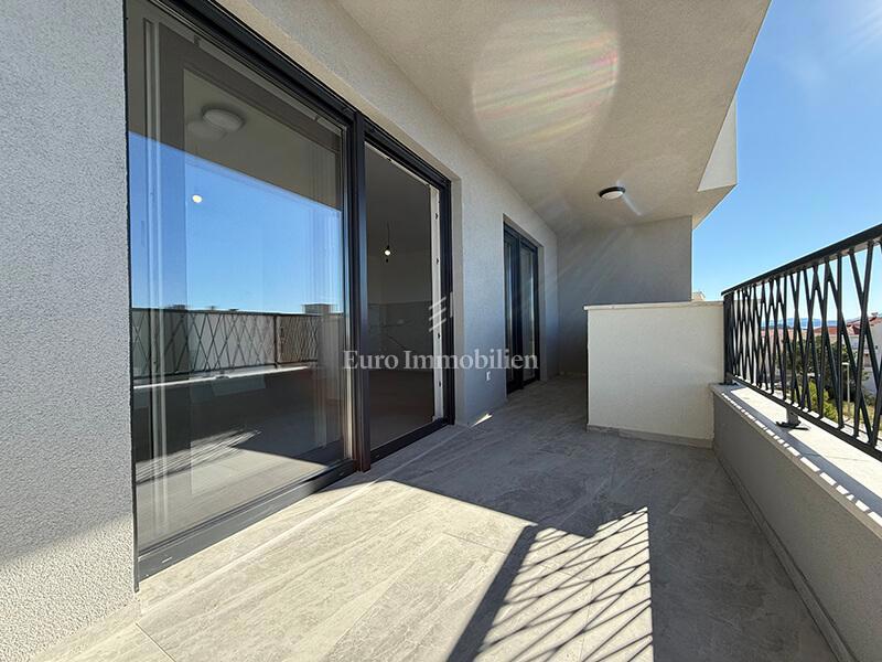 Makarska - appartamento in un edificio di nuova costruzione con vista mare