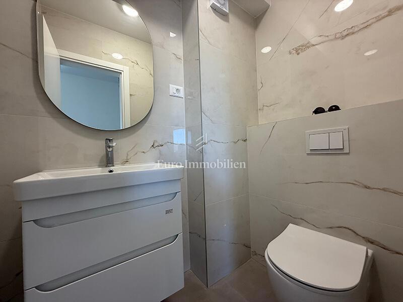 Makarska - appartamento in un edificio di nuova costruzione con vista mare