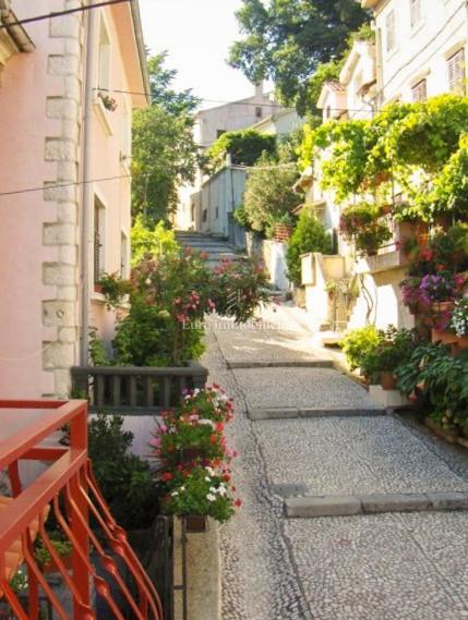 Bakar, due appartamenti in una casa, a 50 m dal mare