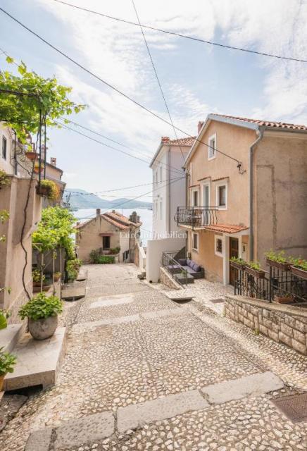 Bakar, due appartamenti in una casa, a 50 m dal mare