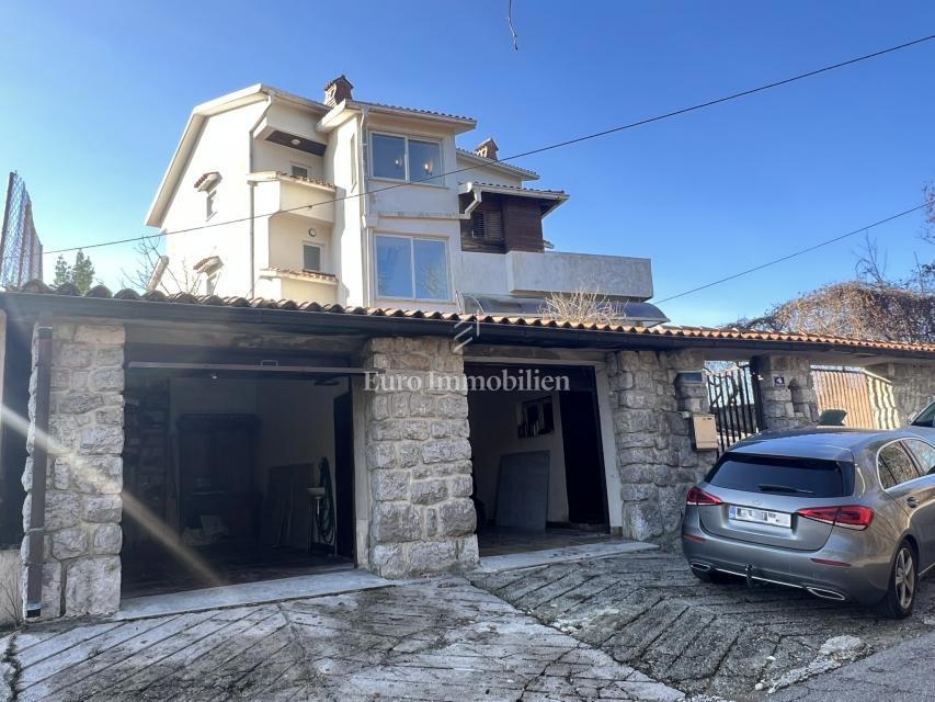 VIŠKOVO, casa indipendente con spazio commerciale, 2 garage