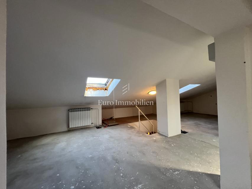 VIŠKOVO, casa indipendente con spazio commerciale, 2 garage