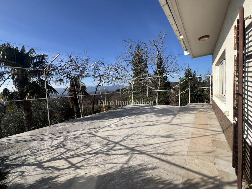 VIŠKOVO, casa indipendente con spazio commerciale, 2 garage