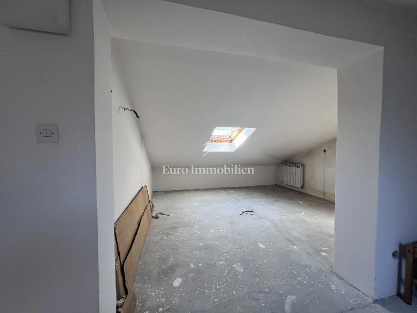 VIŠKOVO, casa indipendente con spazio commerciale, 2 garage