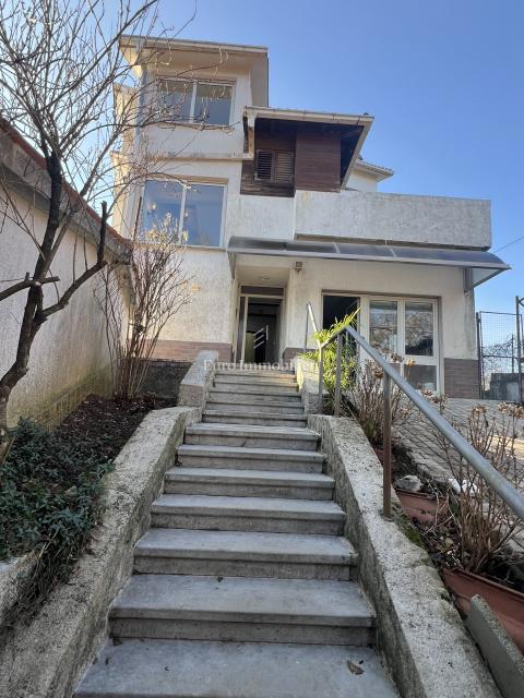 VIŠKOVO, casa indipendente con spazio commerciale, 2 garage