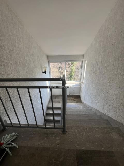 VIŠKOVO, casa indipendente con spazio commerciale, 2 garage