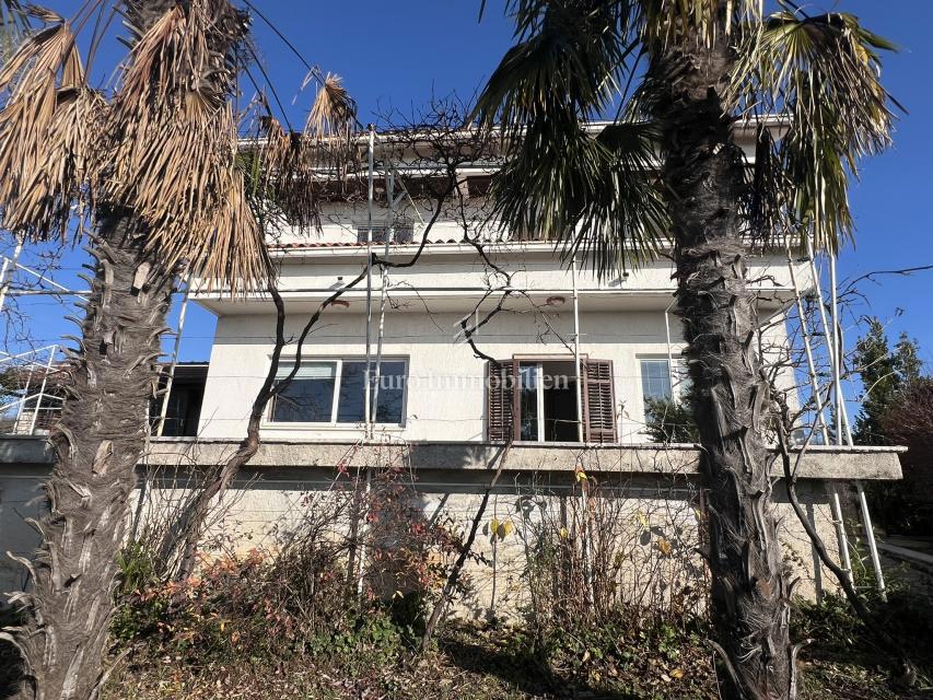 VIŠKOVO, casa indipendente con spazio commerciale, 2 garage