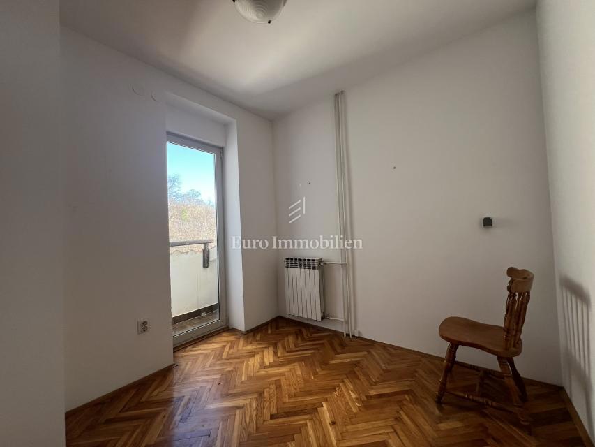 VIŠKOVO, casa indipendente con spazio commerciale, 2 garage