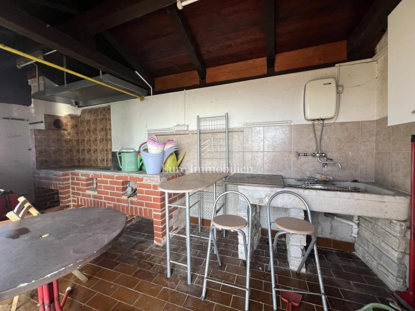 VIŠKOVO, casa indipendente con spazio commerciale, 2 garage