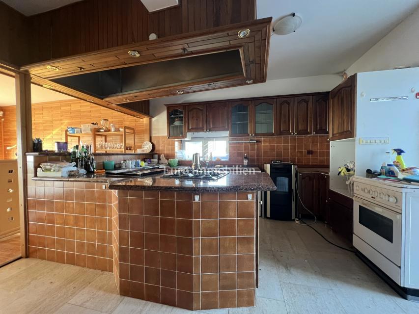 VIŠKOVO, casa indipendente con spazio commerciale, 2 garage