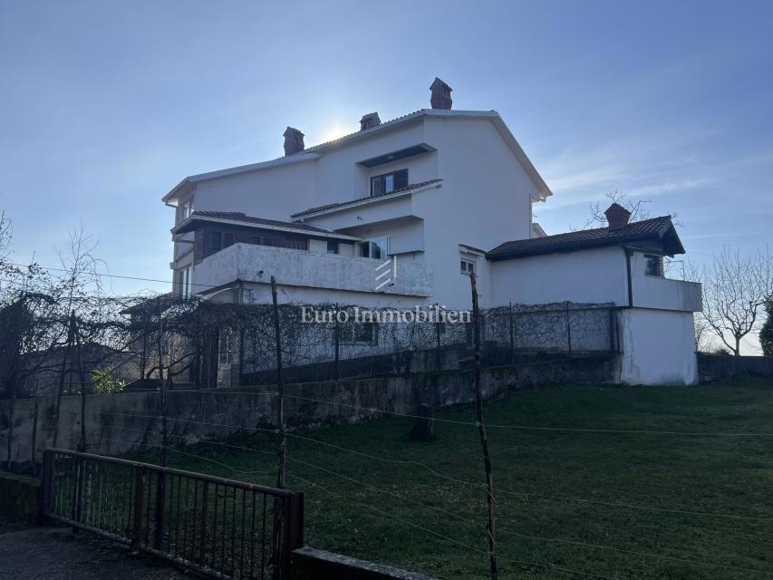 VIŠKOVO, casa indipendente con spazio commerciale, 2 garage