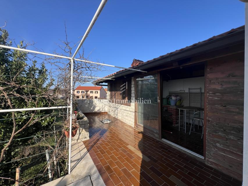 VIŠKOVO, casa indipendente con spazio commerciale, 2 garage