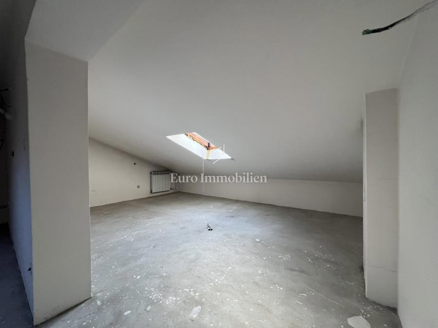 VIŠKOVO, casa indipendente con spazio commerciale, 2 garage