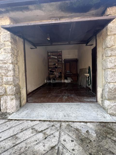 VIŠKOVO, casa indipendente con spazio commerciale, 2 garage