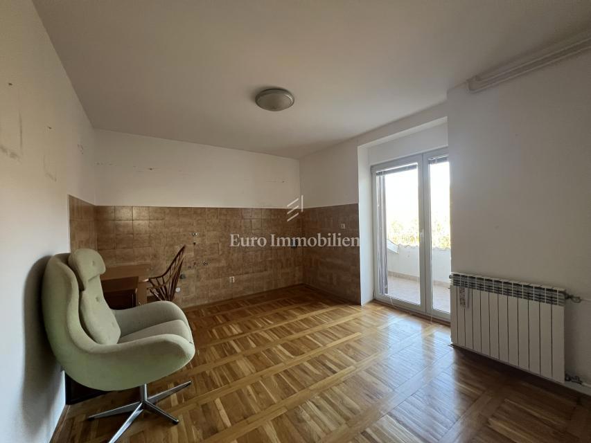 VIŠKOVO, casa indipendente con spazio commerciale, 2 garage