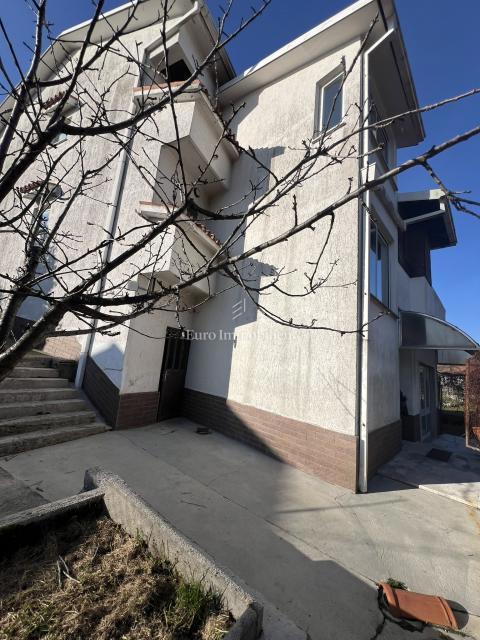 VIŠKOVO, casa indipendente con spazio commerciale, 2 garage