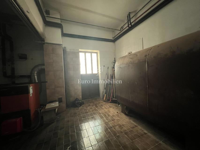 VIŠKOVO, casa indipendente con spazio commerciale, 2 garage